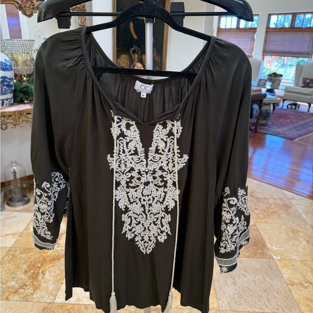 Chic Black Blouse with White Embroidery - Picture 2 of 6